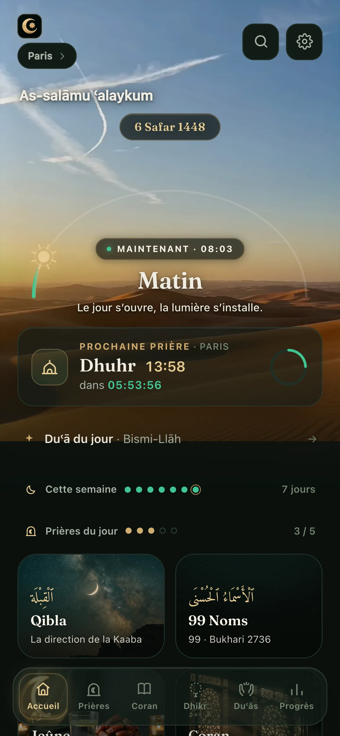 Écran d'accueil de Mounis : le ciel du moment, le salut, la prochaine prière et son compte à rebours.