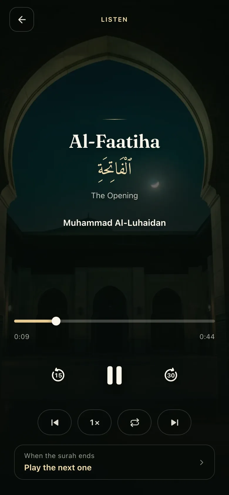 The listening screen in Mounis: surah Al-Faatiha being recited, with the progress bar and the controls.